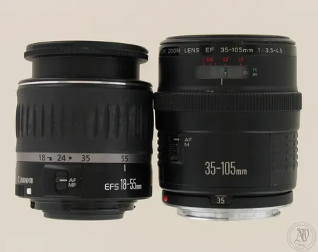 Kaksi objektiivia: Canon Zoom lens EF 35-105mm 1:3.5-4.5 (lasin reunassa naarmu) ja Canon EFS 18-55mm, suojakannet puuttuu. 
