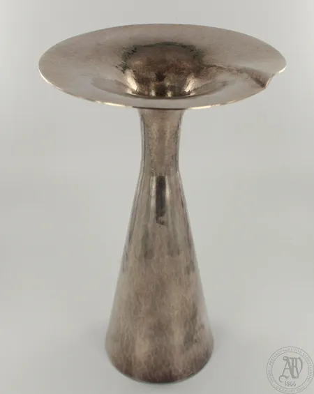Kynttilänjalka, kaiverrettu, nimileimalla JAT eli Tarkiainen, korkeus 170mm, 830br, paino 351,6g