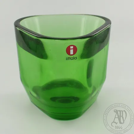 Tuikkulyhty, Iittala Tris, design Alfredo Häberli, korkeus 70mm, vihreä värikoodi 8.  Lähetetään postipakettina.