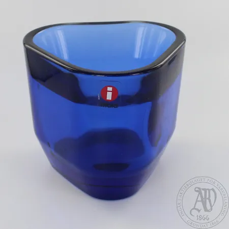 Tuikkulyhty, Iittala Tris, design Alfredo Häberli, korkeus 70mm, sininen värikoodi 7.  Lähetetään postipakettina.