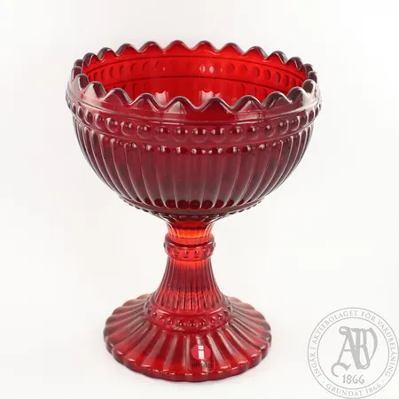 Mariskooli Iittala, korkeus 120mm, punainen.  Lähetetään postipakettina.