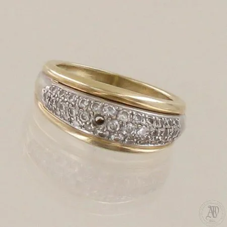 Viallinen timanttisormus 34xn.0.01ct 2xn.0.02ct, 585, paino 6,8g