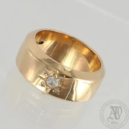 Timanttisormus 1xn.0.18ct ja 4x.0.01ct, koko 19¼, 585, paino 21,0g 