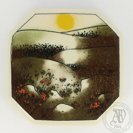 Seinälautanen Arabia, Spring, Heljä Liukko-Sundström, suuniteltu Finnairille, Ø 15cm. Lähetetään postipakettina.