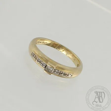 Timanttisormus 1xn.0.08ct princess ja 6xn.0.005ct, kaiverrettu, koko 17, 585, paino 3,5g 