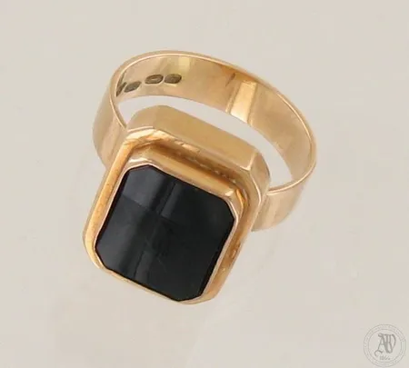 Onyx-sormus, koko 20¾, vuodelta 1967, 585br, paino 9,3g