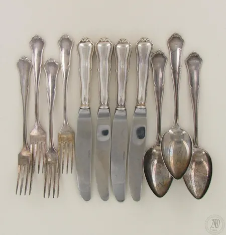 Kolme lusikkaa, neljä haarukkaa ja neljä veistä, Chippendale, pituudet 185, 177 ja 207mm, 830 ja 830br, paino 292,7g ja 322,5g
