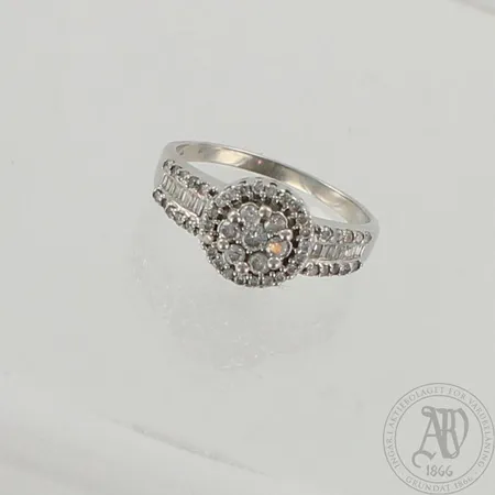 Timanttisormus 1xn.0.06ct 6xn.0.03 42xn.0.005-0.01ct ja 16xn.0.02-0.04ct baguette, koko 19, 585 valkokulta, paino 3,8g