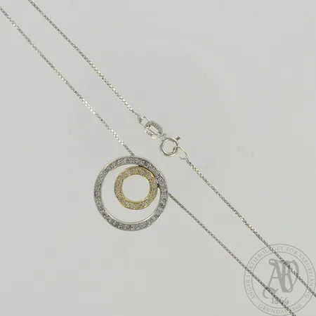 Kaulaketju timanttiriipuksella 53xn.0.005ct, ketjun pituus 43cm, riipuksen Ø 17mm, 585 kelta- valkokulta, paino 4,3g