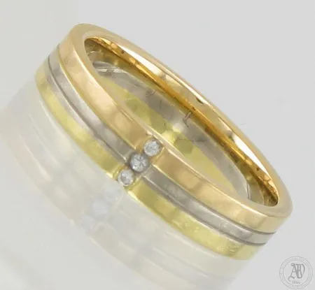 Timanttisormus 3xn.0.01ct, kahdessa timantissa lohkeama, koko 18, 585 kelta- ja valkokulta, paino 6,1g