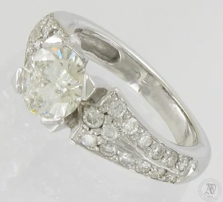 Timanttisormus 1xn.1.58ct 24xn.0.01-0.03ct, kahdessa pienessä kivessä pieni lohkeama, koko 17, 585 valkokulta, paino 7,2g