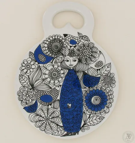 Koristelautanen Arabia, Pastoraali, design Esteri Tomula, korkeus 22cm, pieniä käytön jälkiä