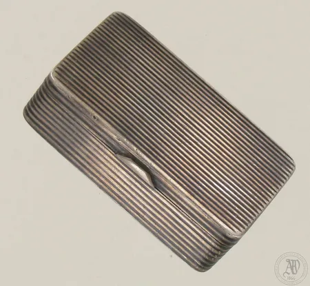 Hopeinen pillerirasia, mitat 65x40x19mm, kaiverrus sisäkannessa, 813, paino 78,9g