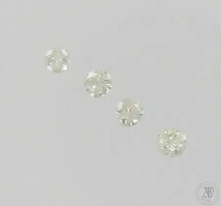 Neljä irtotimanttia: 1xn.0.10, 2xn.0.15ct ja 1xn.0.18ct, yhden reunassa lohkeama, Piquee