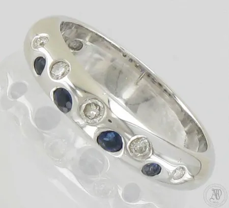 Kivisormus timanteilla 1xn.0.04ct 4xn.0.01-0.02ct, yhdessä timantissa ja kivissä lohkeamia, koko 16¾, 750be valkokulta, paino 4,9g