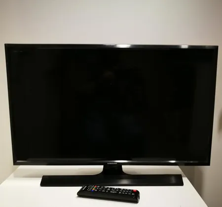 LED -televisio Samsung LT28E310EXXE, 28", antenni- ja kaapeliverkon digiviritin, jalusta, virtajohto ja kaukosäädin. Ota yhteys panttilainaamoon kuljetusmaksusta sopimiseksi.