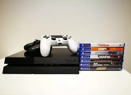 Pelikonsoli PlayStation 4, 500Gt, 2 ohjainta, virtajohto, hdmi- johto, ohjekirja ja seitsemän ps4 peliä. Lähetetään postipakettina.