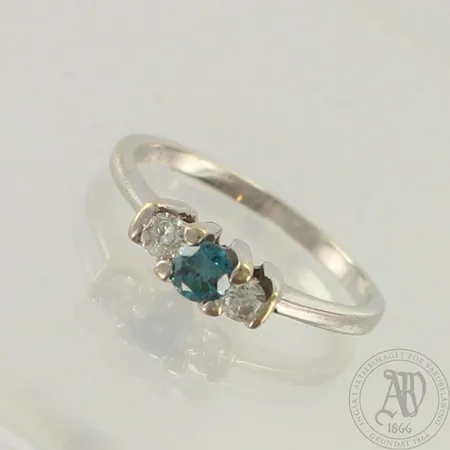 Timanttisormus 1xn.0.16ct (ocean blue) ja 2xn0.06-0.07ct, koko 16¼, 750 valkokulta, paino 2,3g 