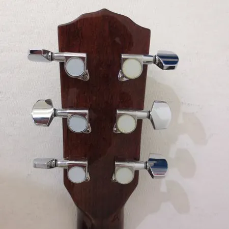 Akustinen kitara Fender CD-60/SB, sarjanumero OI15112534 ja kantolaukku.

Ota yhteys panttilainaamoon kuljetusmaksusta sopimiseksi.