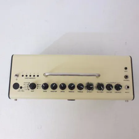 Vahvistin Yamaha THR10 ja virtajohto.