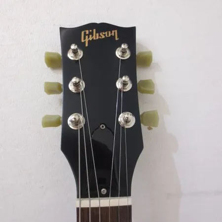 Sähkökitara Gibson SG 2016 malli, sarjanumero 160057987, valmistettu USA, ja kantolaukku.
Ota yhteys panttilainaamoon kuljetusmaksusta sopimiseksi.