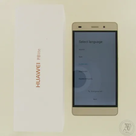 Huawei P8 Lite älypuhelin, laturi, kuulokkeet, ohjekirja ja laatikko. Takuu voimassa. Pieniä käytön jälkiä lasissa.
