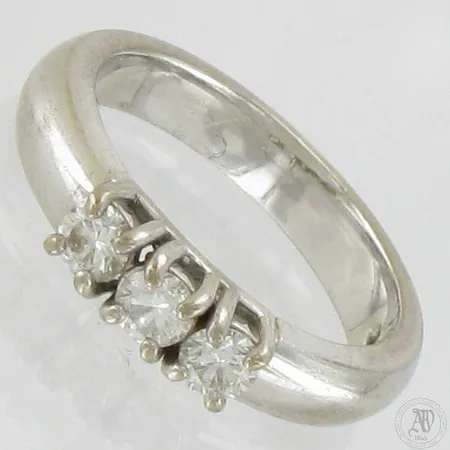 Timanttisormus 3xn.0.14ct, koko 16, 750 valkokulta, paino 5,8g 