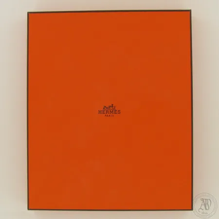 Nahkainen vati Hermes, pituus, leveys ja korkeus 250, 250 ja 40mm.