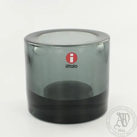 Tuikkulyhty Iittala, Kivi, korkeus 60mm, harmaa värikoodi 55.  Lähetetään postipakettina.