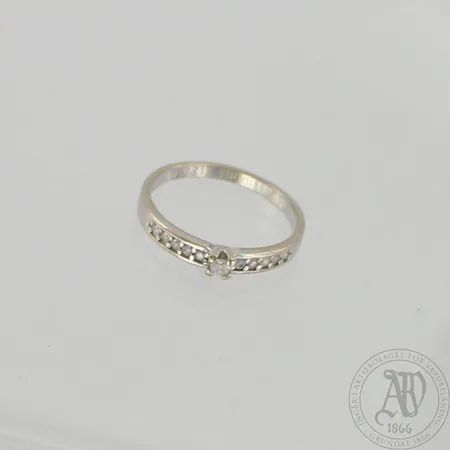 Timanttisormus 1xn.0.05ct ja 10xn.0.01ct, kaiverrettu, koko 17½, 585 valkokulta, paino 2,2g