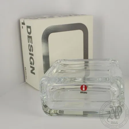 Lasirasia Iittala Vitriini, design Anu Penttinen, koko 108x108 mm, pakkauksessa ja uuden veroinen.  Lähetetään postipakettina.