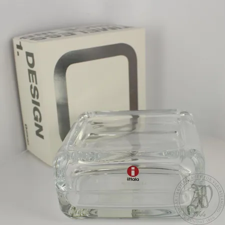 Lasirasia Iittala Vitriini, design Anu Penttinen, koko 108x108 mm, pakkauksessa ja uuden veroinen.  Lähetetään postipakettina.