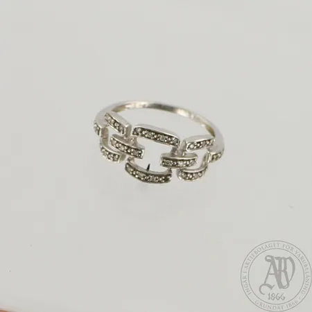 Timanttisormus 29xn.0.005ct, yksi timantti puuttuu, koko 18¼, 585 valkokulta, paino 2,6g