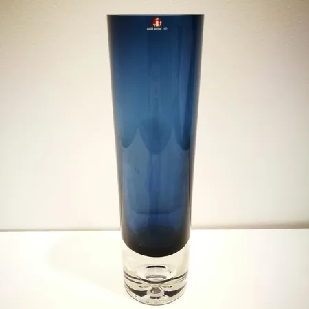 Maljakko, Iittala malli 3586, signeerattu Tapio Wirkkala -3586, korkeus 29cm, takalaidassa pieni särö.  Lähetetään postipakettina.