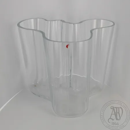 Aalto maljakko, kirkas, korkeus 160mm.  Lähetetään postipakettina.