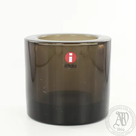 Tuikkulyhty Iittala, Kivi, korkeus 60mm, hiekka värikoodi 52, pieni särö kyljessä. 