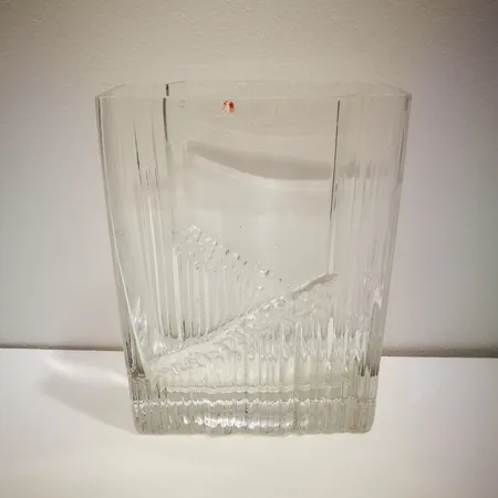 Maljakko, Iittala Sointu, design Tapio Wirkkala, korkeus 22cm, yläreunassa pari pientä lohkeamaa.  Lähetetään postipakettina.