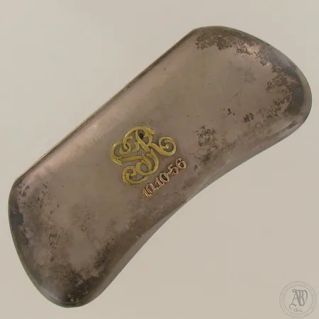 Silmälasikotelo, monogrammi, mitat 65x160mm, vuodelta 1953, 813br, paino 106,3g 