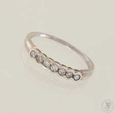 Timanttisormus 7xn.0.035ct, käytön jälkiä, koko 19, 585 kelta- ja valkokulta, paino 2,4g 