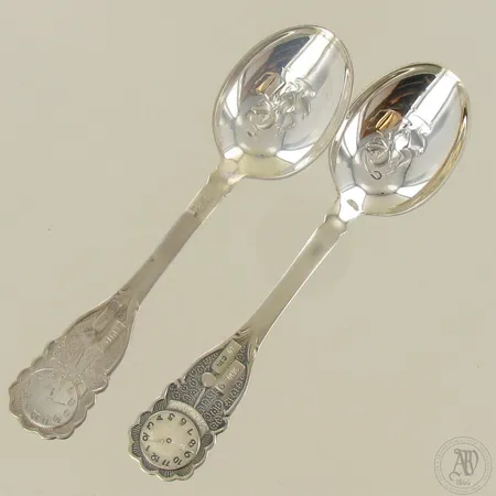 Kaksi kummilusikkaa, kaiverrettuja, pituus 141mm, 830, paino 64,7g