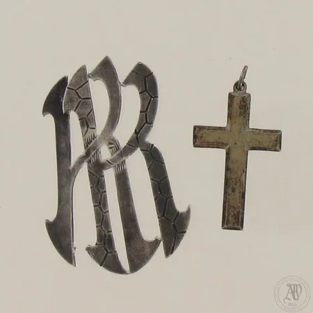 Risririipus ja monogrammi, kaiverrettu, korkeus 35 ja 48mm, 813, paino 9,3g