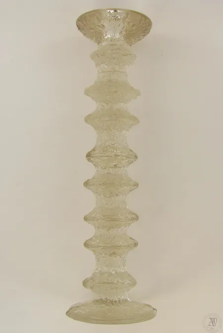 Festivo kynttilänjalka Iittala, design Timo Sarpaneva, korkeus 315mm Ota yhteys panttilainaamoon kuljetusmaksusta sopimiseksi.