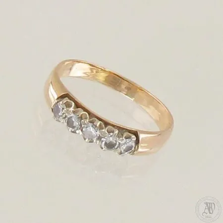 Timanttisormus 5xn.0.07ct, yhdessä timantissa hieman lohkeamaa, koko 17¾, 750, paino 3,2g