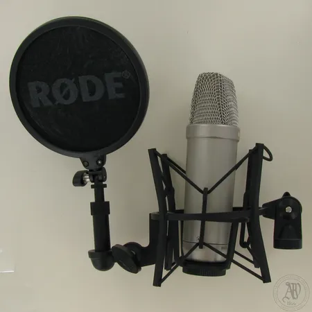 Rode NT1-A- kondensaattorimikrofoni, XLR-kaapeli, SM6-jalustakiinnike ja pop-filtteri, manuaali, suojapussi, laatikko Lisää tietoa linkistä https://www.verkkokauppa.com/fi/product/32523/cvcjc/Rode-NT1-A-Complete-Vocal-Recording-Solution-kohinaton-studi 