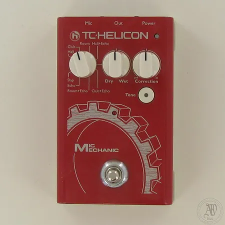 TC Helicon Mic Mechanic- pedaali laulajille, sisältää kromaattisen vireenkorjauksen, kahdeksan kaiku- ja viive-efektiä sekä tone-säädön, 12 V virtalähde, USB-johto, manuaali ja laatikko.