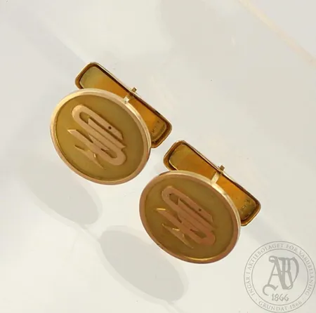 Kalvosinnapit, kaiverrettu, Ø 16,5mm, 585, paino 7,8g 