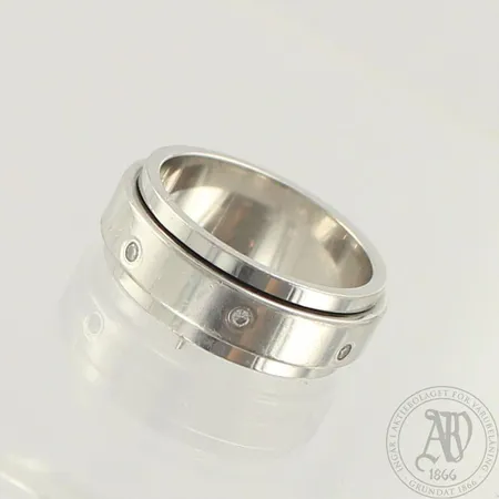 Timanttisormus 7xn.0.01ct, koko 16¾, Piaget D27715, käytön jälkiä, 750 valkokulta, paino 9,7g 