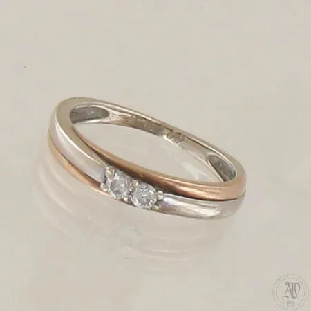 Timanttisormus 2xn.0.06ct, kaiverrettu, koko 16¼, 585 kelta- ja valkokulta, paino 2,0g