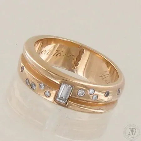 Timanttisormus 10xn.0.005-0.01ct 1xn.0.15ct Baguette-hiontainen, kaiverrettu, koko 18, 585, paino 7,0g