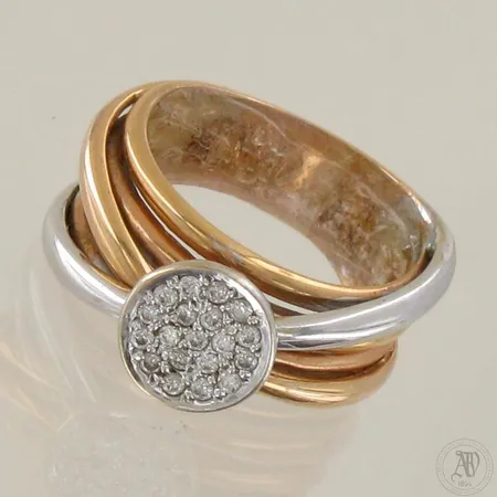 Timanttisormus 19xn.0.01ct, koko 15½ (kokoa pienennetty liimatäytteellä), 750br kelta- ja valkokulta, paino 9,4g